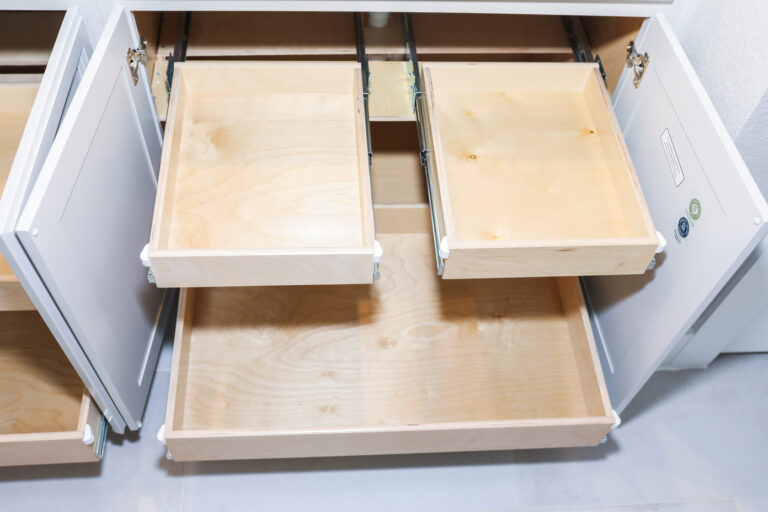 Unders sink pull out shelf