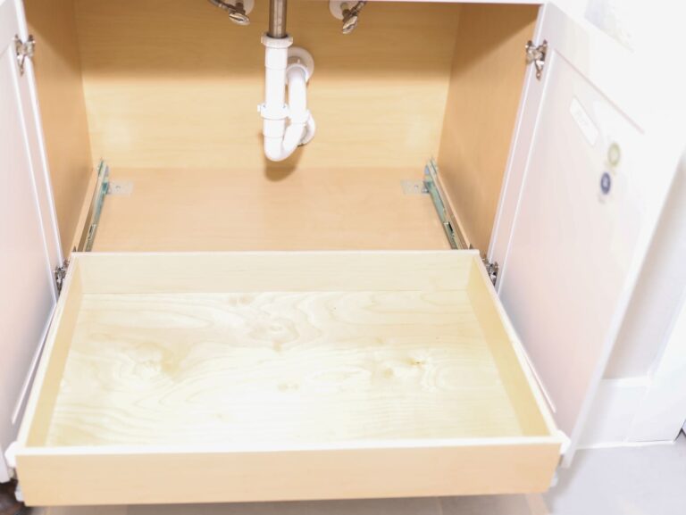 Unders sink pull out shelf